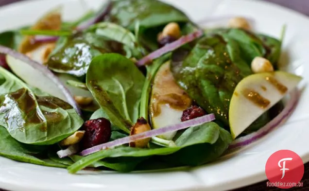 Salada de espinafre com peras, cebolas vermelhas, Cranberries e avelãs torradas