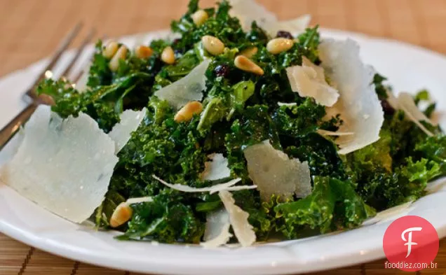 Salada de couve desfiada com pinhões, groselhas e Parmesão