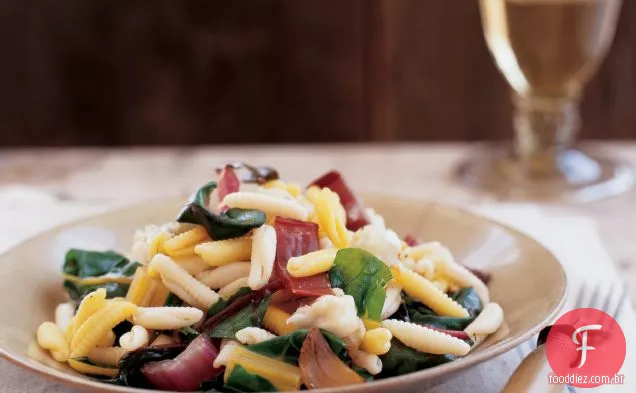 Macarrão com luzes brilhantes acelga suíça