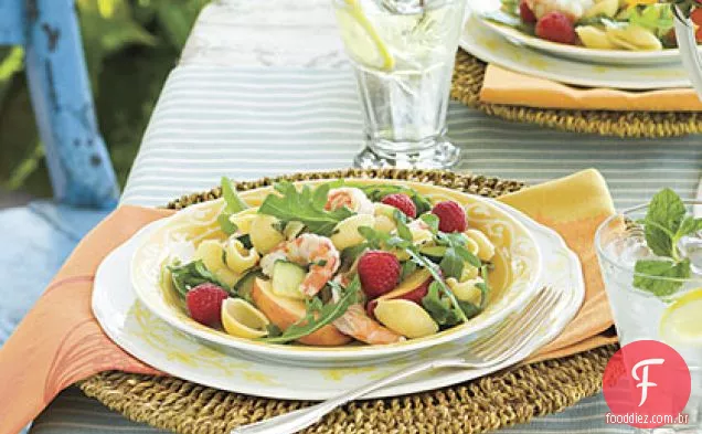 Salada de camarão e macarrão