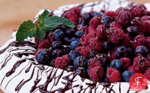 Merengue coberto com Chocolate e bagas