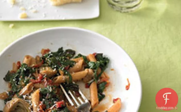 Penne de trigo integral com salsicha, acelga e corações de alcachofra