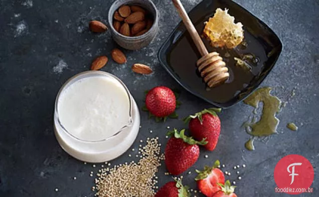 Quinoa com morangos e leitelho