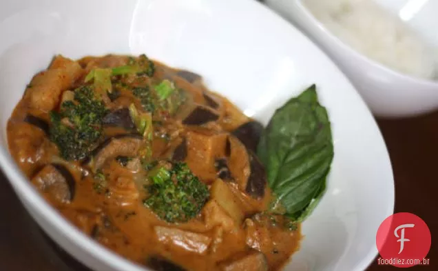 Massaman Curry com berinjela e brócolis