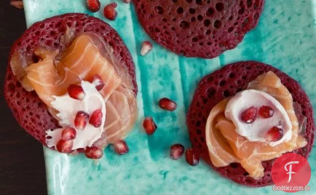 Blinis de beterraba com salmão marinado em xarope de anis estrelado de ' Inverno caseiro