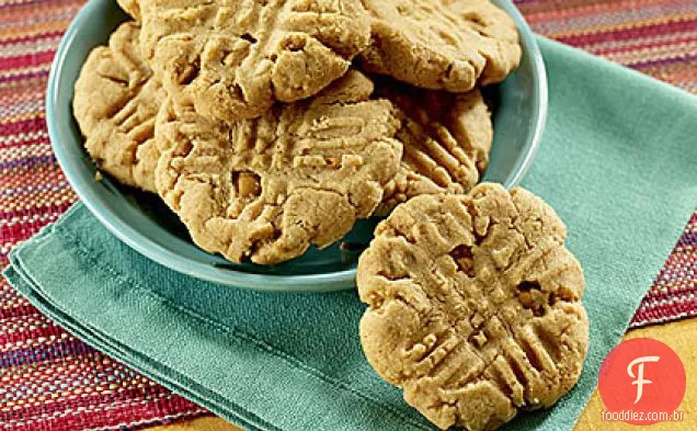 Biscoitos de manteiga de amendoim com pedaços de caramelo