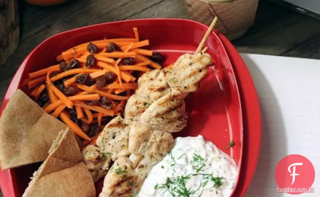 Kebab de frango com salada de cenoura e passas e molho de iogurte grego (Tzatziki)