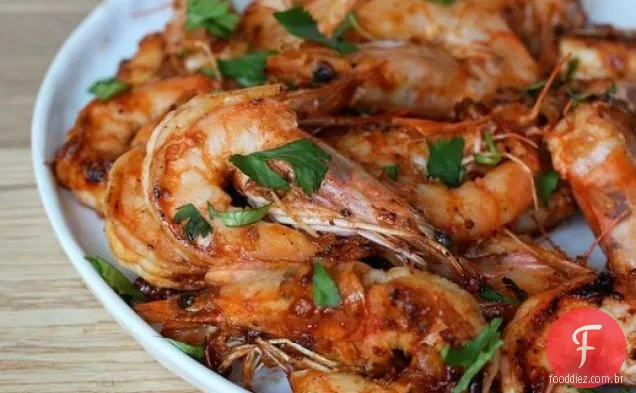 Alho frito e camarão Sriracha