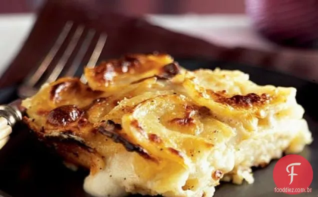 Gratinado de batata com queijo de cabra e alho