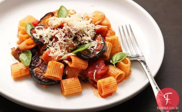 Macarrão Siciliano com berinjela, tomate e ricota Salata (macarrão Alla Norma)