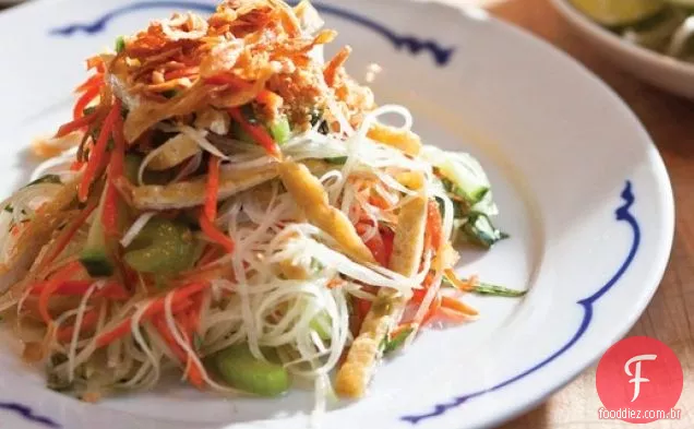 Salada de mamão verde de Charles Phan com Rau Ram, amendoim e chalotas crocantes