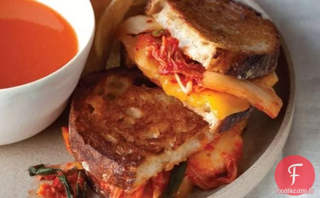Sanduíche de MILKimcheeze grelhado do ' The Kimchi Cookbook