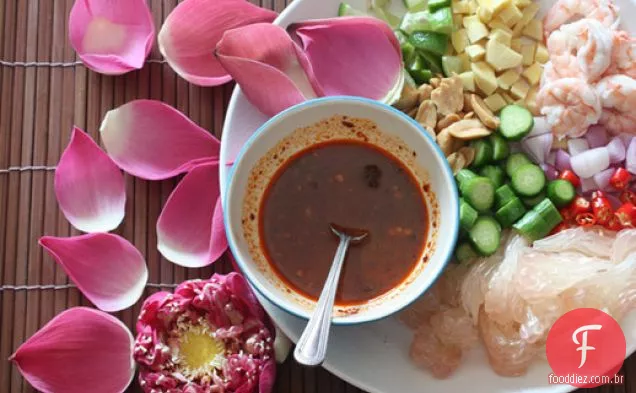 Salada tailandesa de Pomelo e camarão (Miang Som O)