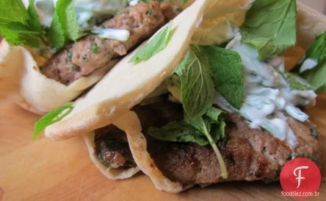 Hambúrguer de cordeiro com Chunky Mint Tzatziki