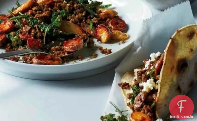 Tacos de chouriço Verde Caseiros do Chef Alex Stupak com couve e batatas