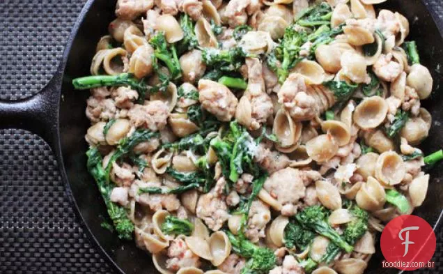 Frigideira Orecchiette com salsicha e brócolis Rabe