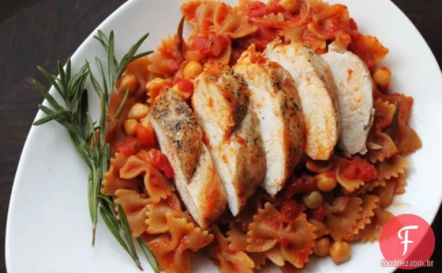Frigideira macarrão de trigo integral com frango e Grão De Bico