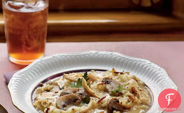 Sopa de frango, cogumelo e arroz selvagem