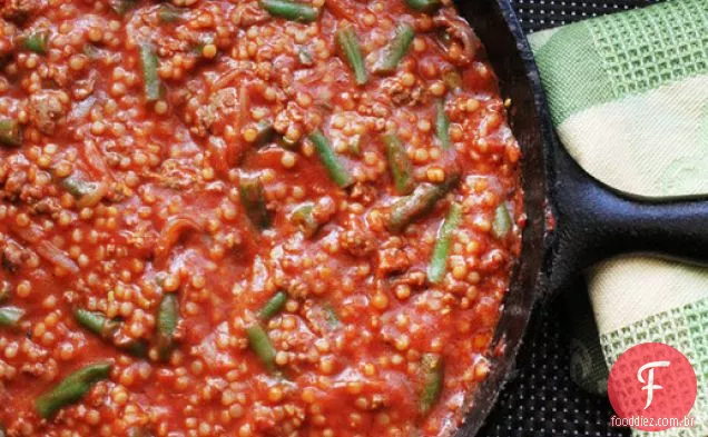 Frigideira cordeiro moído com molho de tomate, feijão verde e cuscuz