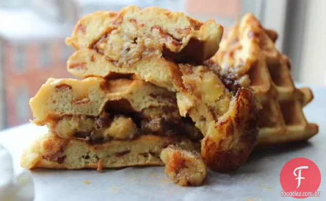 Bacon-sanduíche de Waffle de Banana com manteiga de amendoim e xarope de bordo