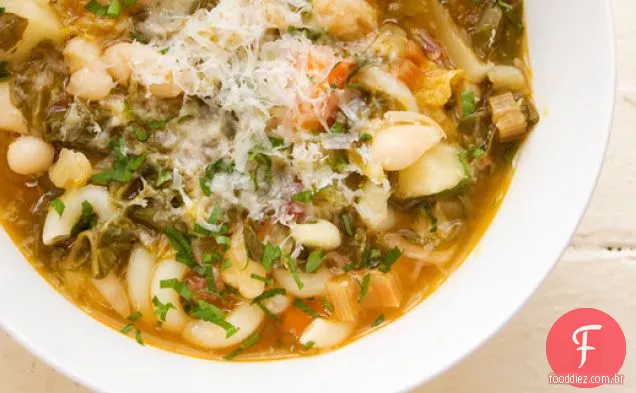 Minestrone de Inverno saudável com óleo de pimenta, raspas de limão e Parmesão