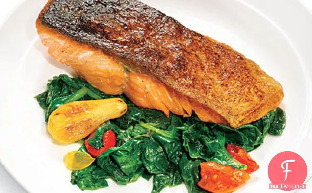 Salmão grelhado com espinafre murcho