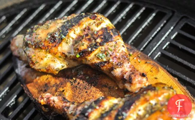 Quartos de frango aplainados com limão e erva