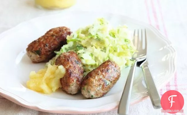 Salsichas de porco caseiras de Rachel Allen com Colcannon e compota de maçã