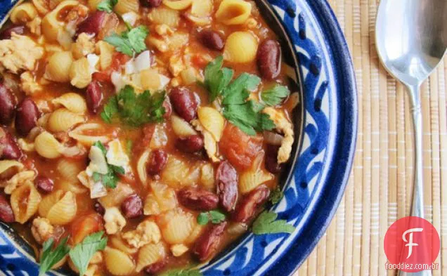 Macarrão de frango e Fagiole com páprica defumada