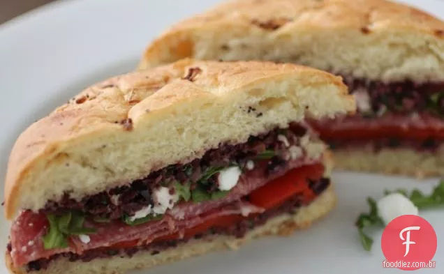 Sanduíche de salame picante com Tapenade de azeitona e queijo de cabra