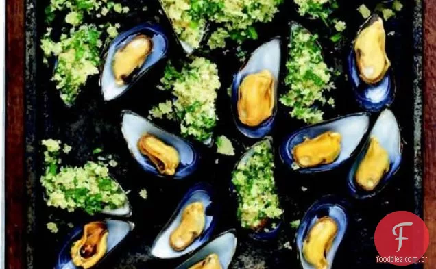 Mexilhões de Rachel Allen com alho e migalhas de pão