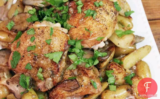 Frango frigideira com batatas e cogumelos