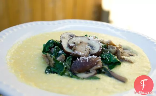 Polenta De Milho Fresco Coberto Com Salsicha, Acelga E Mushr De Ostra