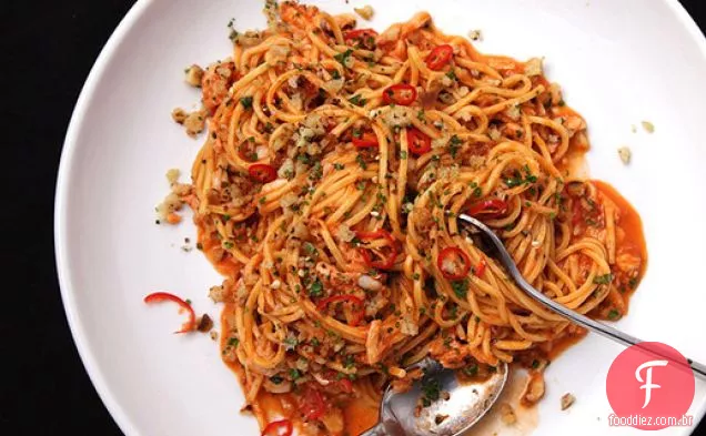 Macarrão com caranguejo, tomate e pimentões
