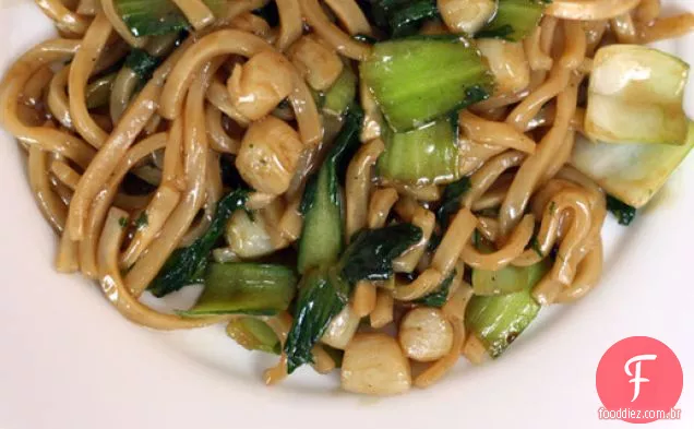 Macarrão Udon com vieiras e bebê Bok Choy