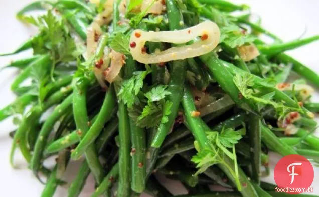 O ingrediente secreto( Mostarda Dijon): salada de feijão verde quente com chalotas e mostarda