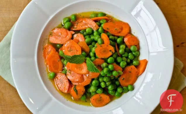 Salada de cenoura, ervilha e hortelã