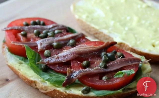 Anchova, manjericão e sanduíches de tomate com Aioli