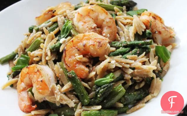 Camarão frigideira com Orzo, Feta e aspargos