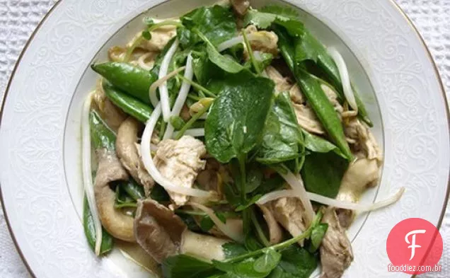 Frango frigideira com ervilhas, cogumelos e curry de coco