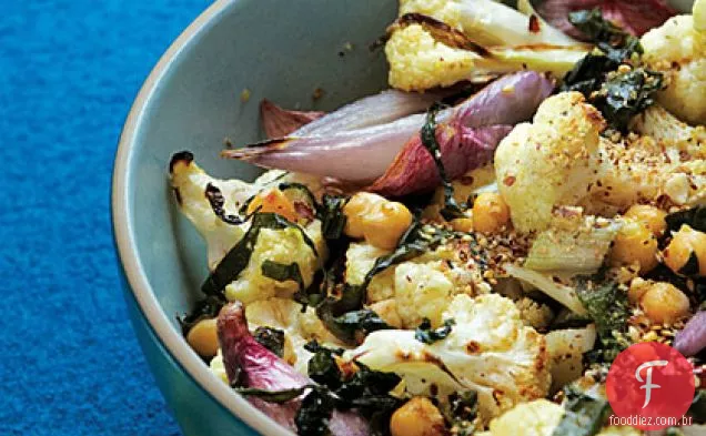 Couve-flor assada e chalotas com acelga e Dukkah