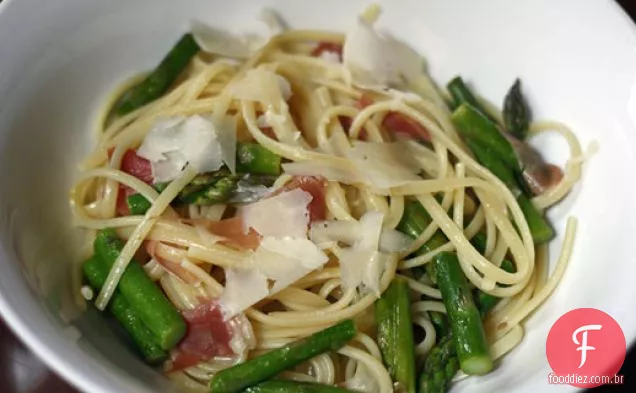 Linguini com aspargos, Prosciutto e alcaparras