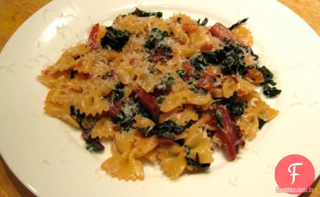 Jantar hoje à noite: macarrão com acelga refogada, passas douradas e alcaparras