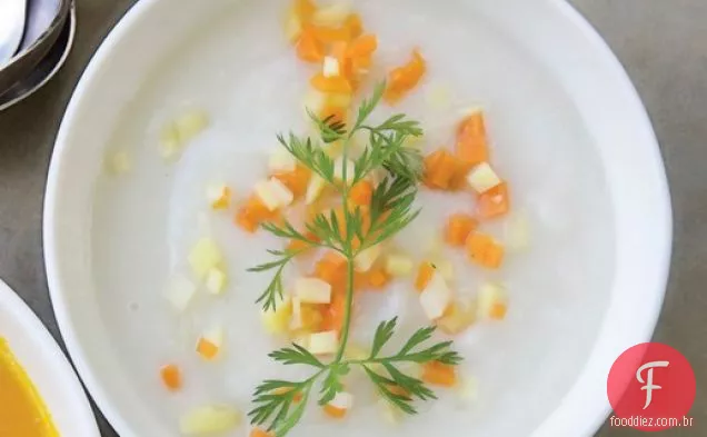 Sopa de cenoura de marfim de Deborah Madison com um dado Fino De Cenoura Laranja