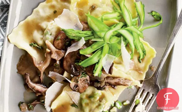 Ravioli de ervilha-ricota com aspargos e cogumelos