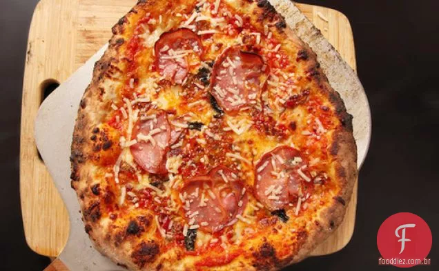 Pizza ao estilo de Nova York com bacon-Cherry Pepper Relish e Coppa
