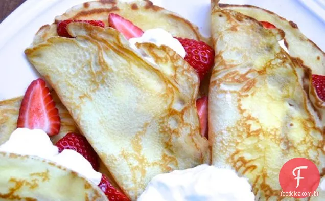 Crepes com morangos e creme