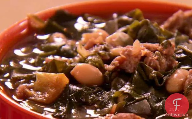 Salsicha, feijão branco e sopa de acelga suíça