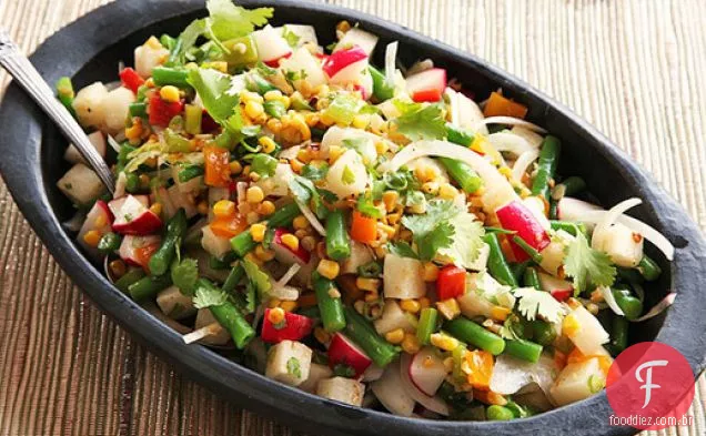 Milho carbonizado, rabanete, jicama e salada de feijão verde com molho de limão