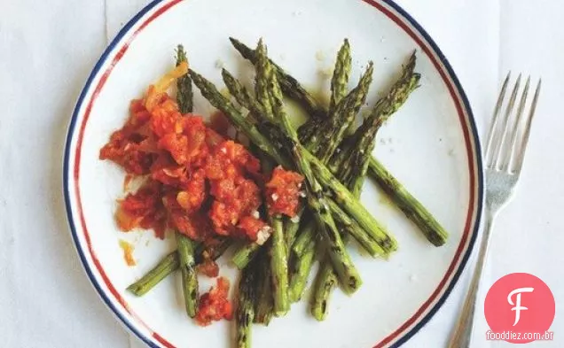 Espargos assados com sabor de tomate da ' mesa da família